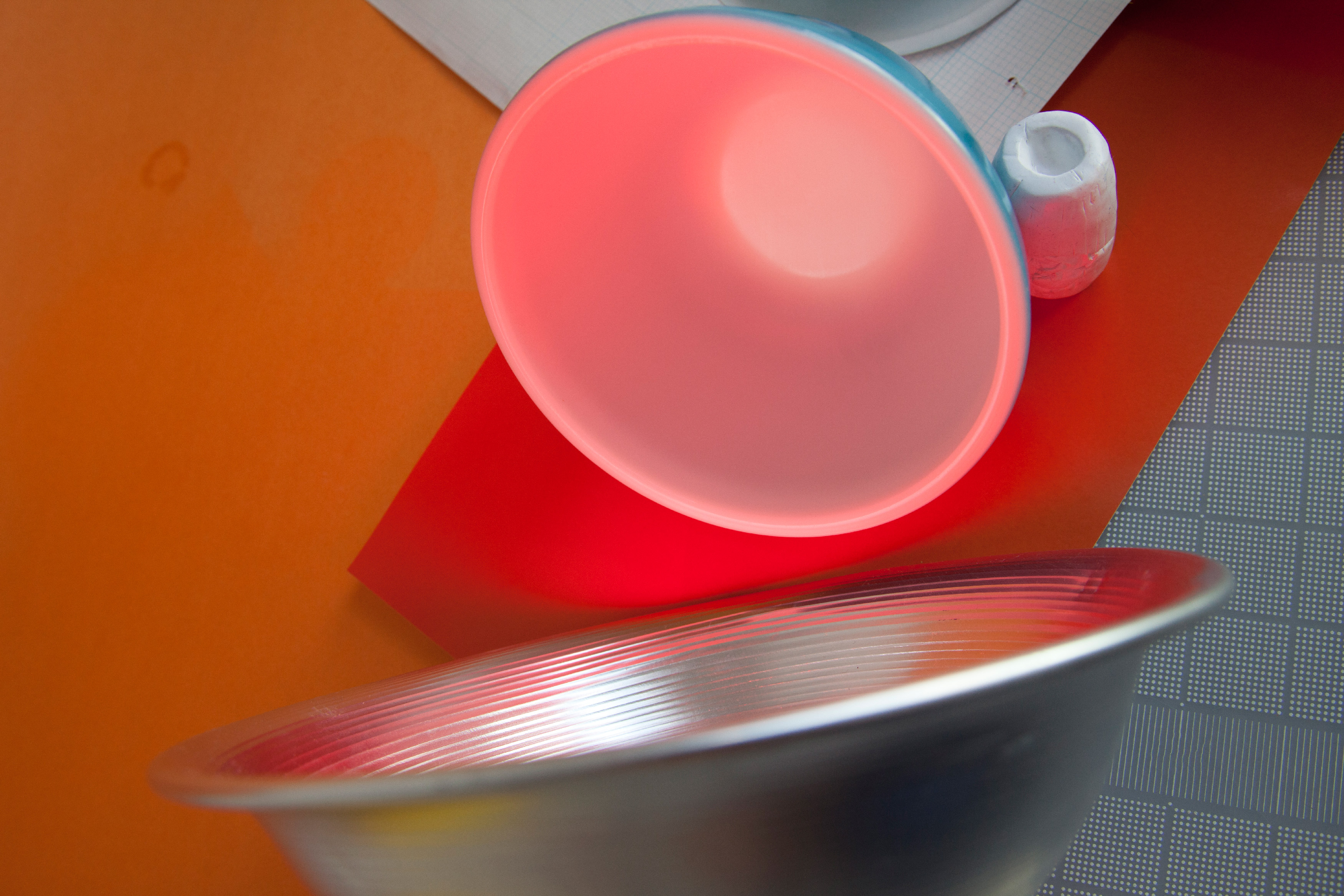 Janna_Dyk-05_untitled_mixing_bowl_cylinder_lamp_paper_2015_photography